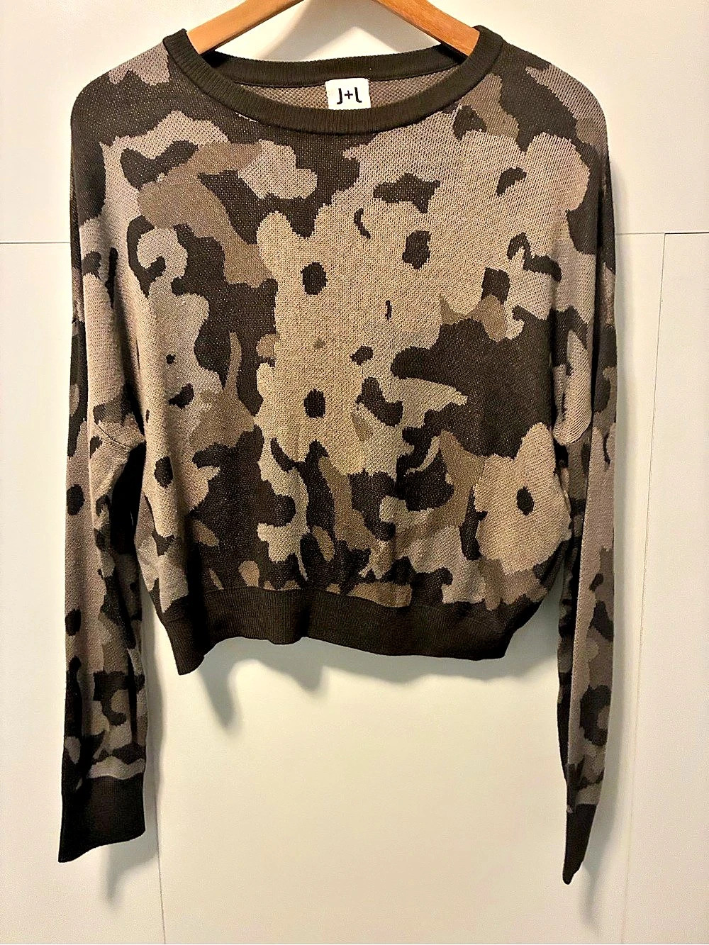 J+J John + Jenn Camo Crewneck Sweater in Multi-Brown & Black Like New